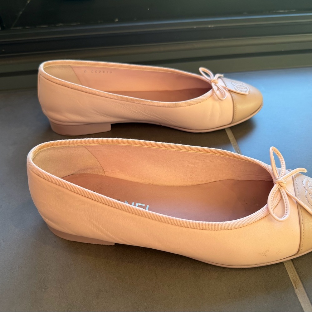 CHANEL Blush Pink Leather Ballet Flats with Bow & CC Logo - Picture 5 of 7